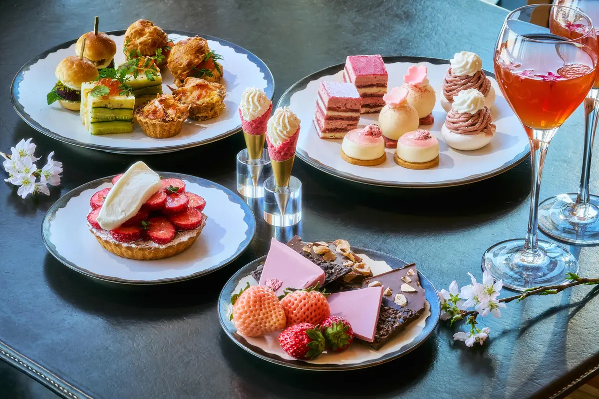 アンダーズ東京「ザ タヴァン グリル＆ラウンジ」 桜ストロベリーアフタヌーンティー