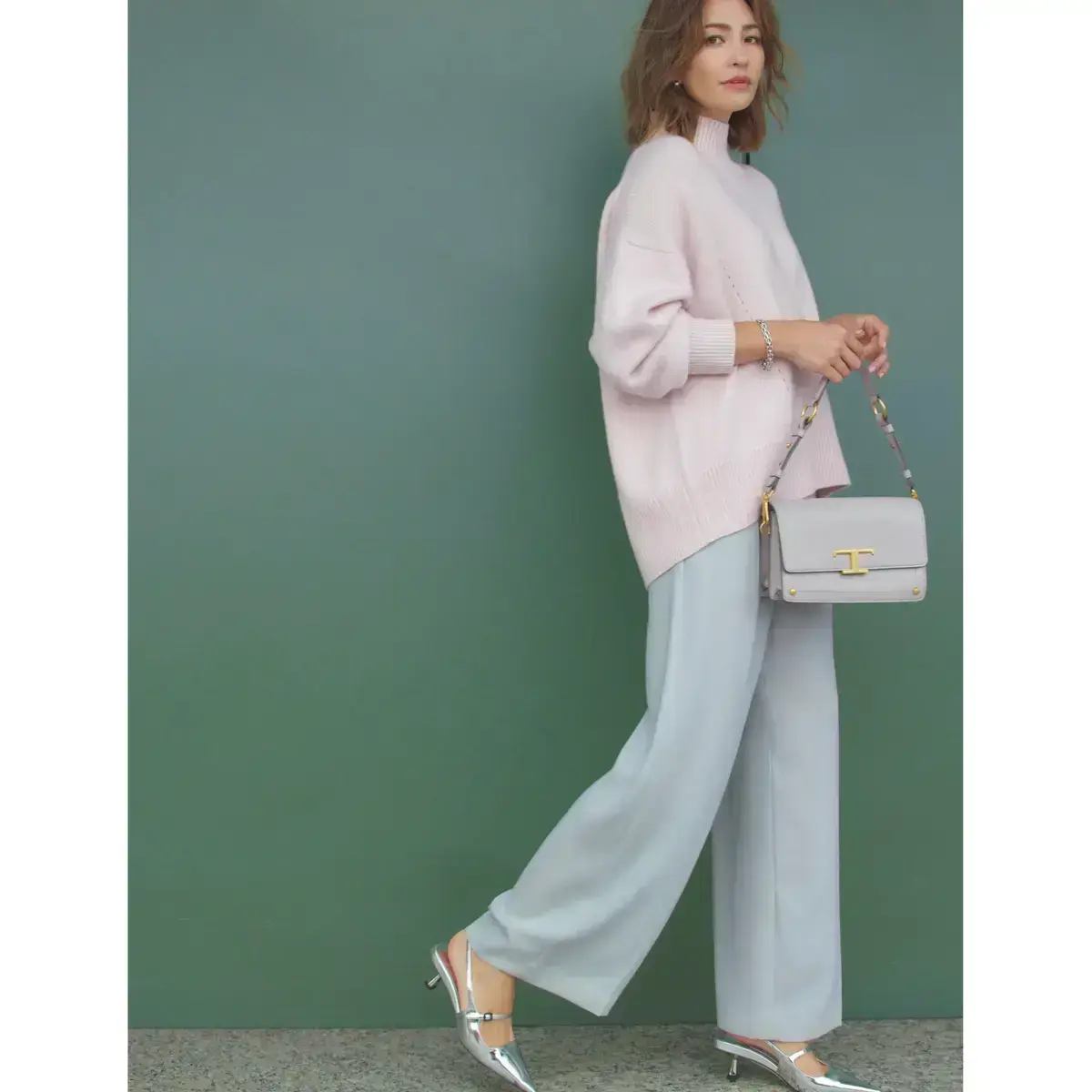 透明感のあるピンクとグレーの色合わせ