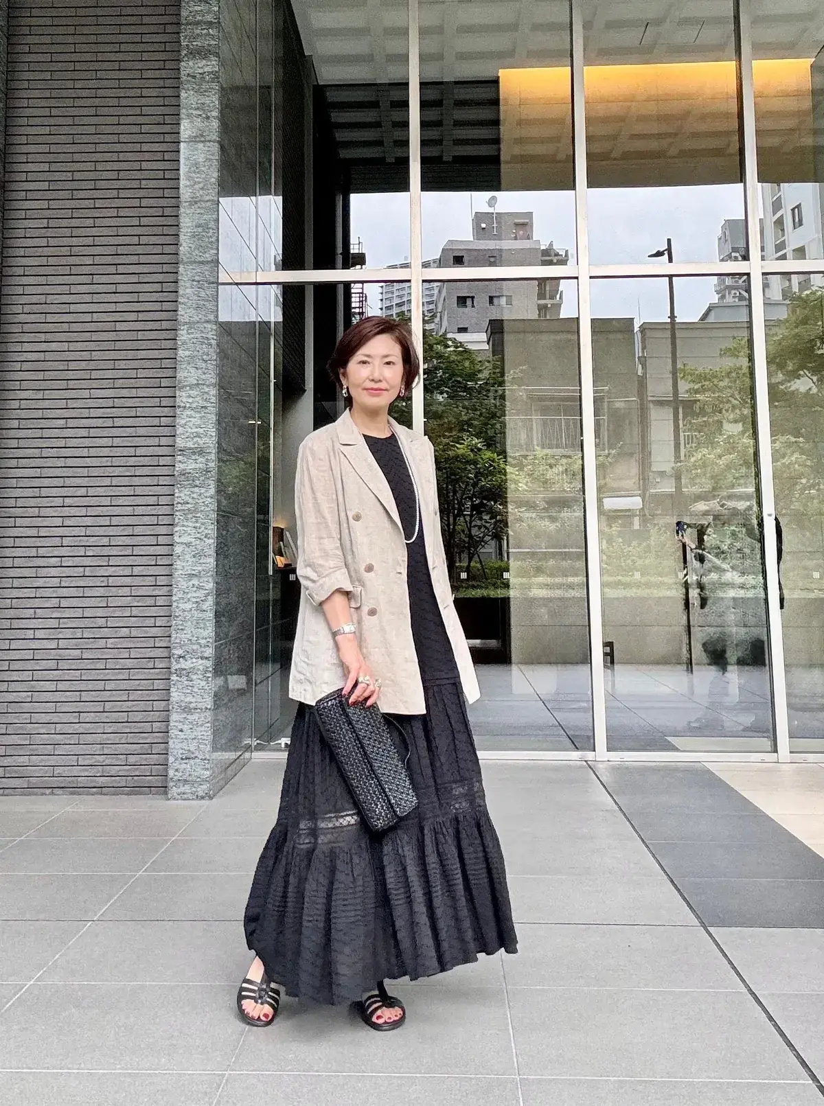 ZARA　クラッチバッグ　ジャケット　黒ワンピース　サンダル　夏コーデ