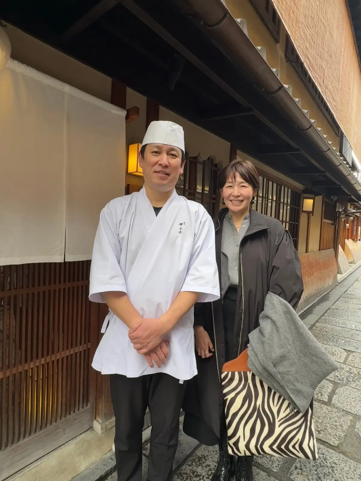 京都、祇園へ。石畳を歩きながら、暖簾をくの画像_12