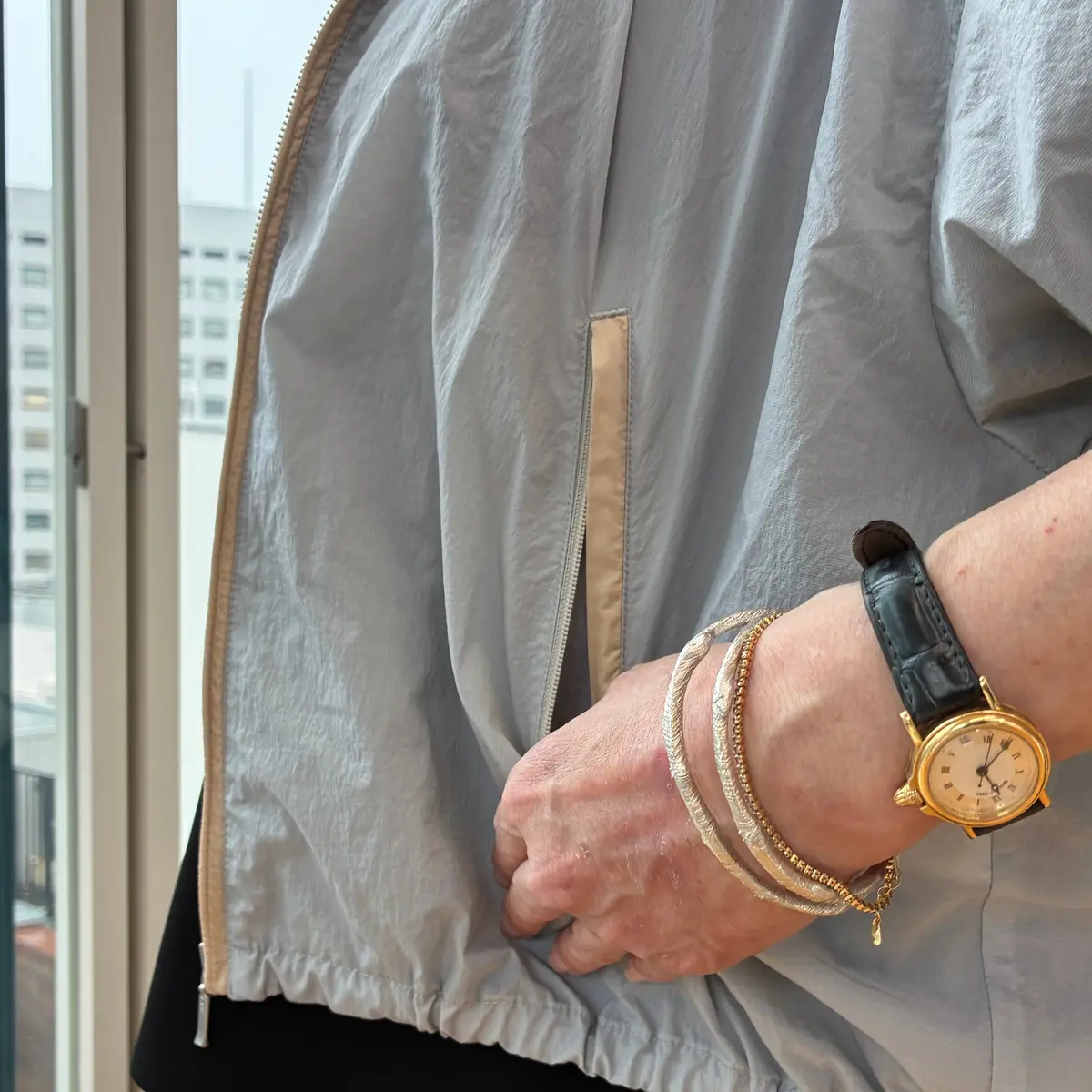 E by eclat 超軽量撥水ブルゾン ￥25,300、ポケット寄り