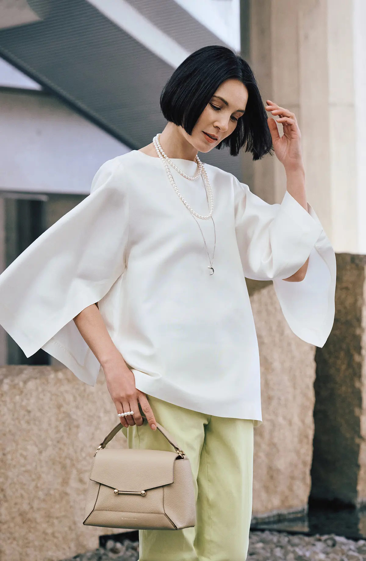 手首を華奢にきわだたせる 名品ベルスリーブブラウス