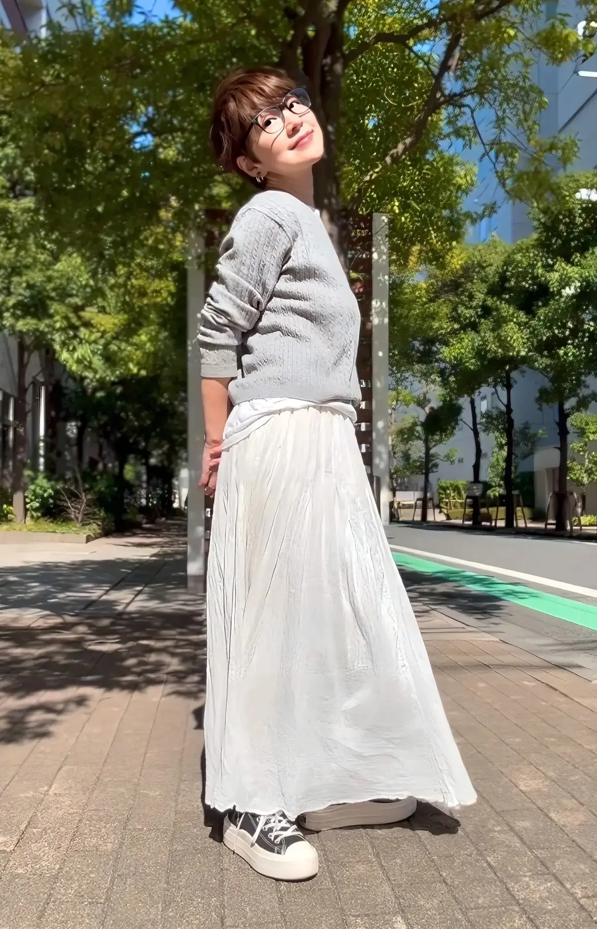 グレーのニット 白のロングスカートコーデ