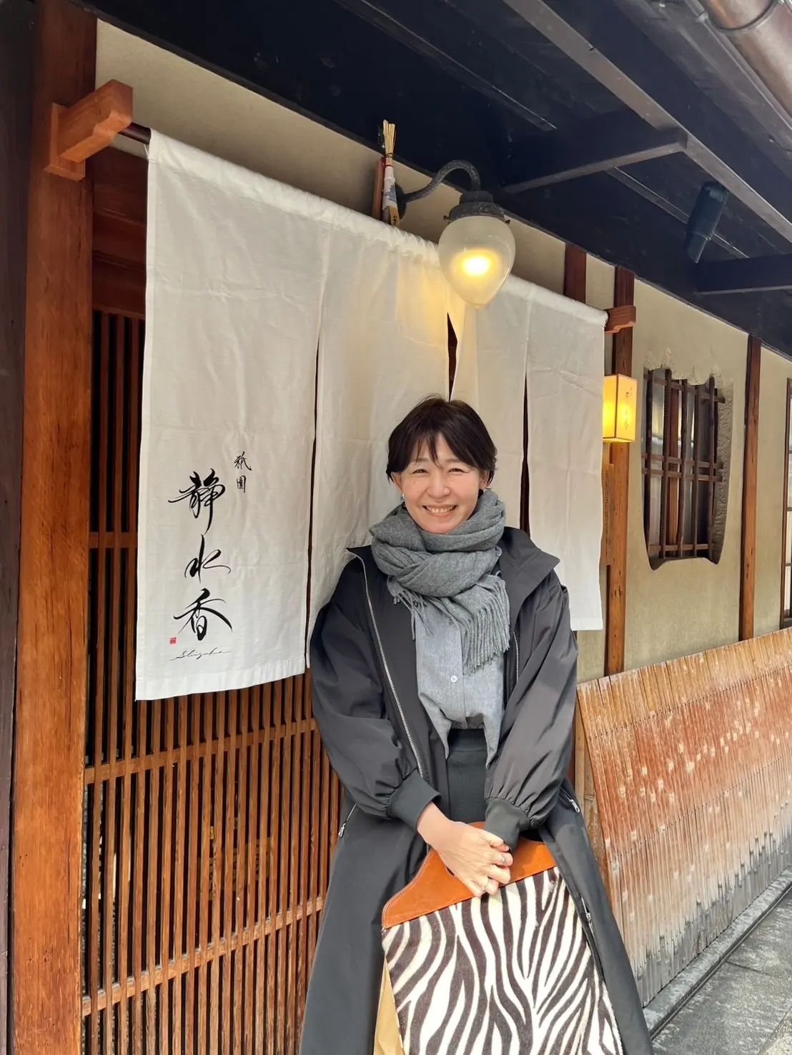 京都、祇園へ。石畳を歩きながら、暖簾をくの画像_4