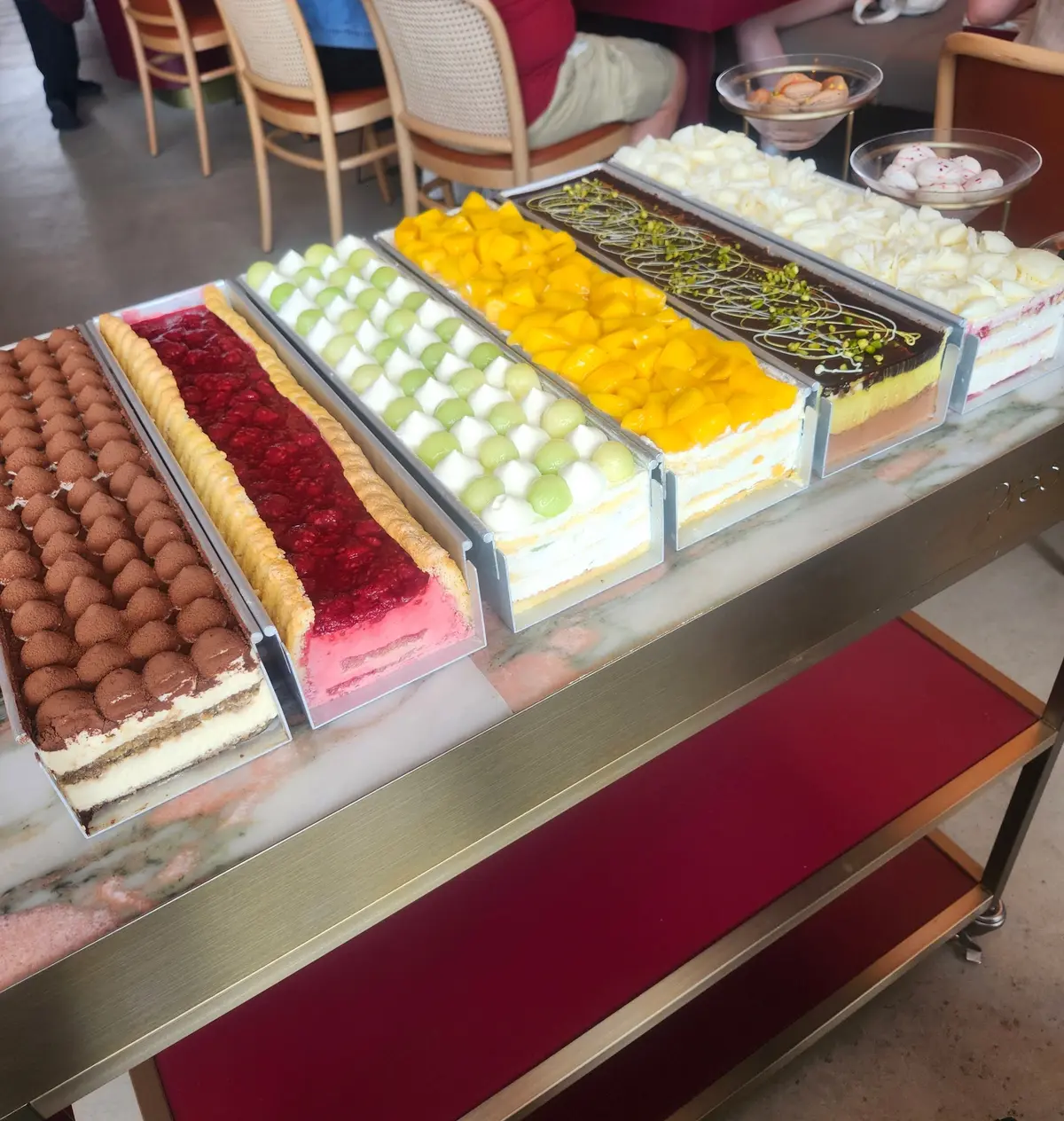 Prés de L’AS、原宿、神宮前、表参道、ランチ、new open、40代ファッション、フォアグラクリスピーサンド、デザートワゴン
