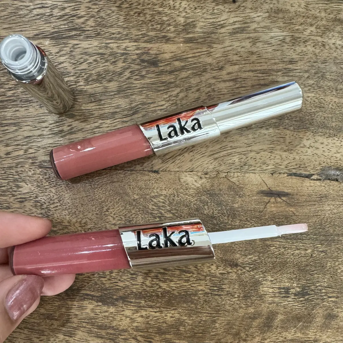 Lakaの「Perfect Twin Lip」リップグロス。落ちにくく、色落ちしにくい韓国コスメです。♯902BusyCoral ＃905RosyHigh