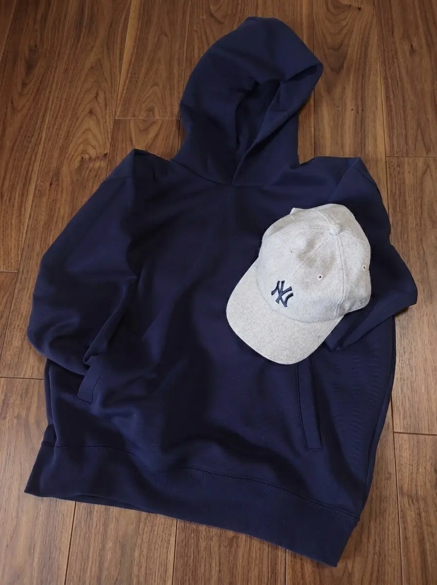 ユニクロメンズパーカーとニューエラキャップ
