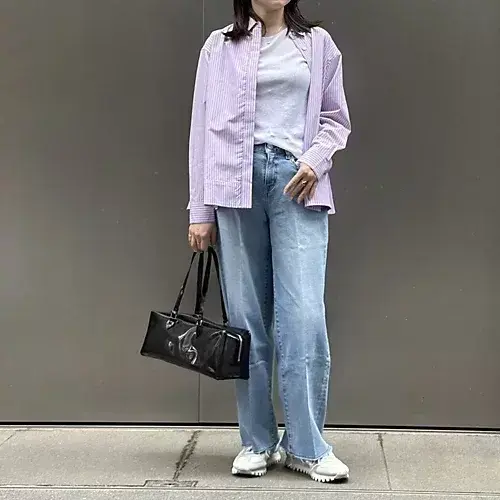 ラベンダーが効く、優しげデニムコーデ