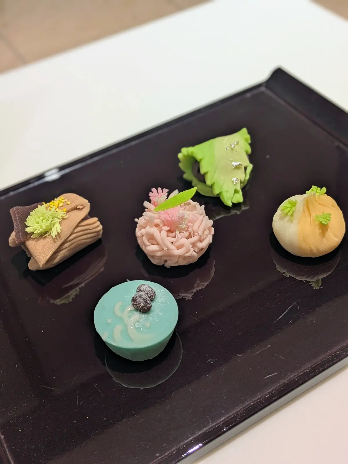 ミュージアムカフェ椿で会期中に味わえる和菓子。展覧会出品中の作品に因んだ練切りは青山の老舗菓匠「菊屋」に特別にオーダーしたオリジナル。