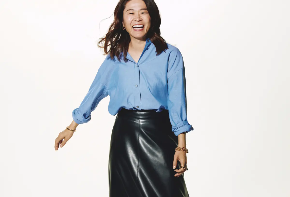 ブルーのシャツを着た澤穂希さん