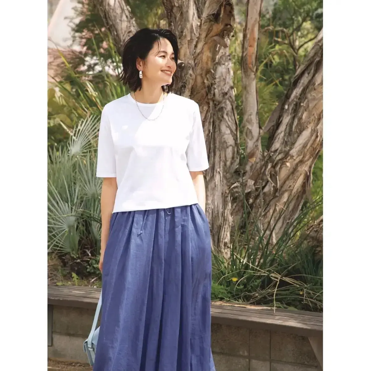 気温35℃　白Tシャツ×ブルーギャザースカート