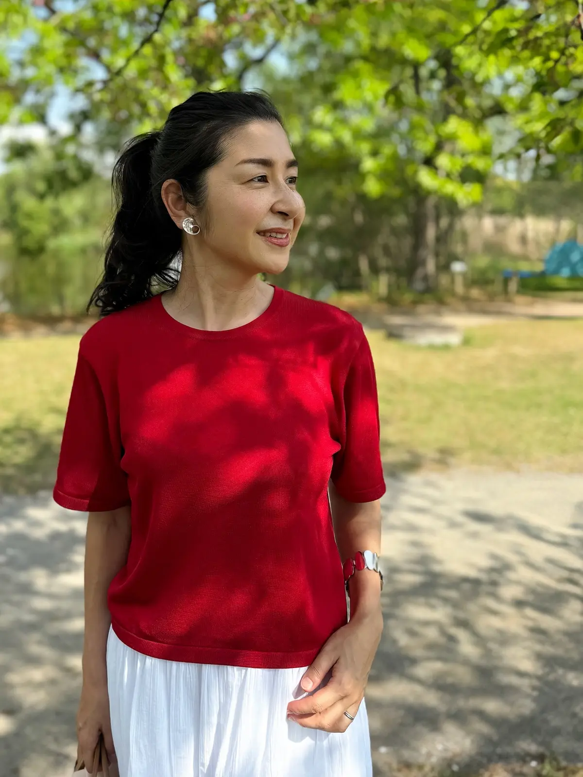 ユニクロ白のロングスカート、ユニクロ赤のニットTシャツ