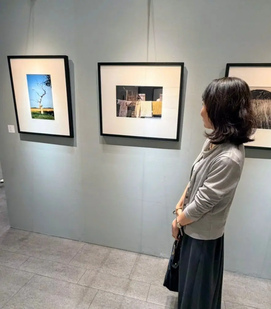 日本滞在中のマーガレットが撮った、日本家屋の前に洗濯物が干された風景写真が印象に残りました