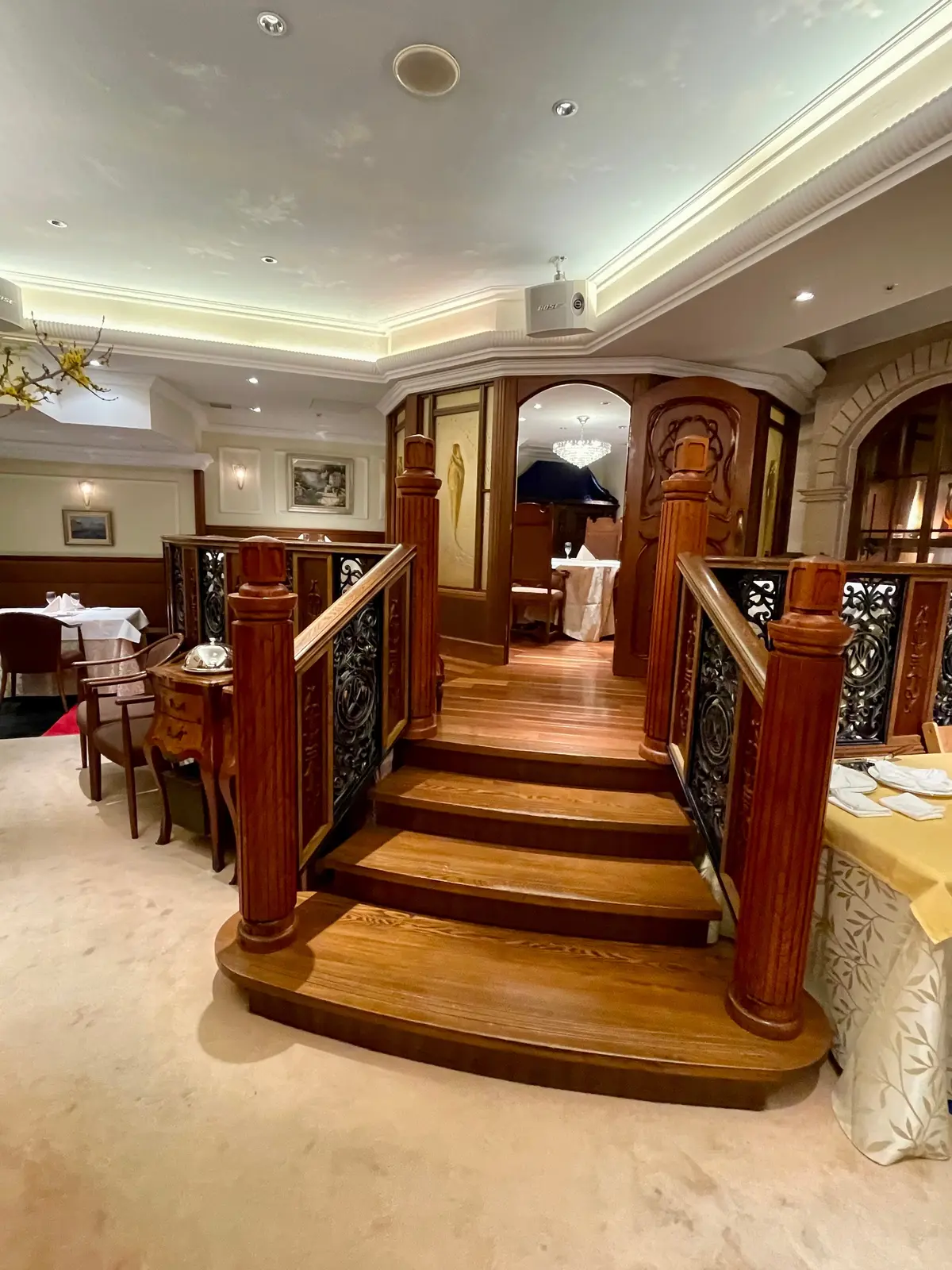 飾り階段、巴里夕顔、銀座、フレンチ、フランス料理、アール・ヌーヴォー、内装、芸術品、美術品、店内、和モダン、シャンデリア、マホガニー、階段、個室、アイアン装飾、アイアン手すり、