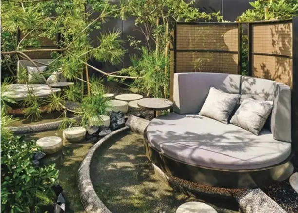 ルーフトップラウンジ「ゆそら」には、足湯があるブースやソファを設置。