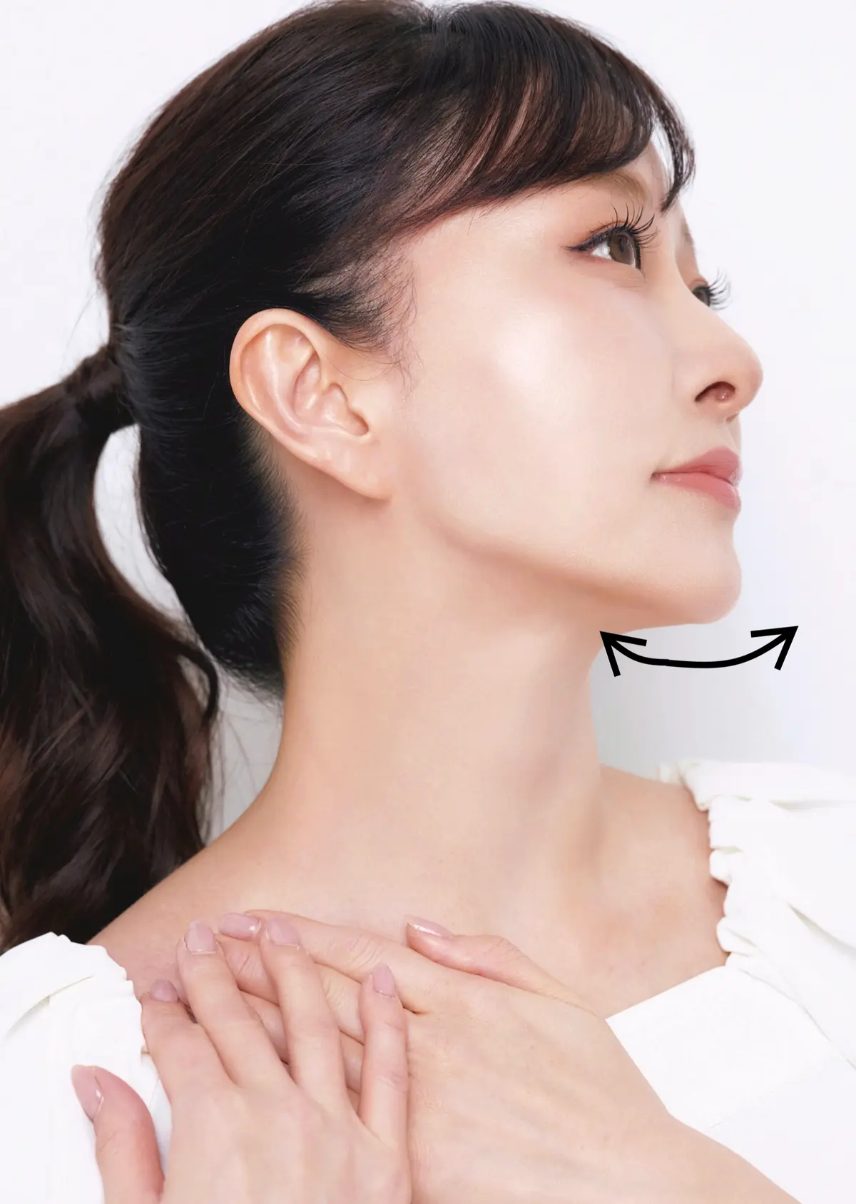 石井美保　引き締めケア　あごを突き出し、 1 ＂アイーン＂ポーズを