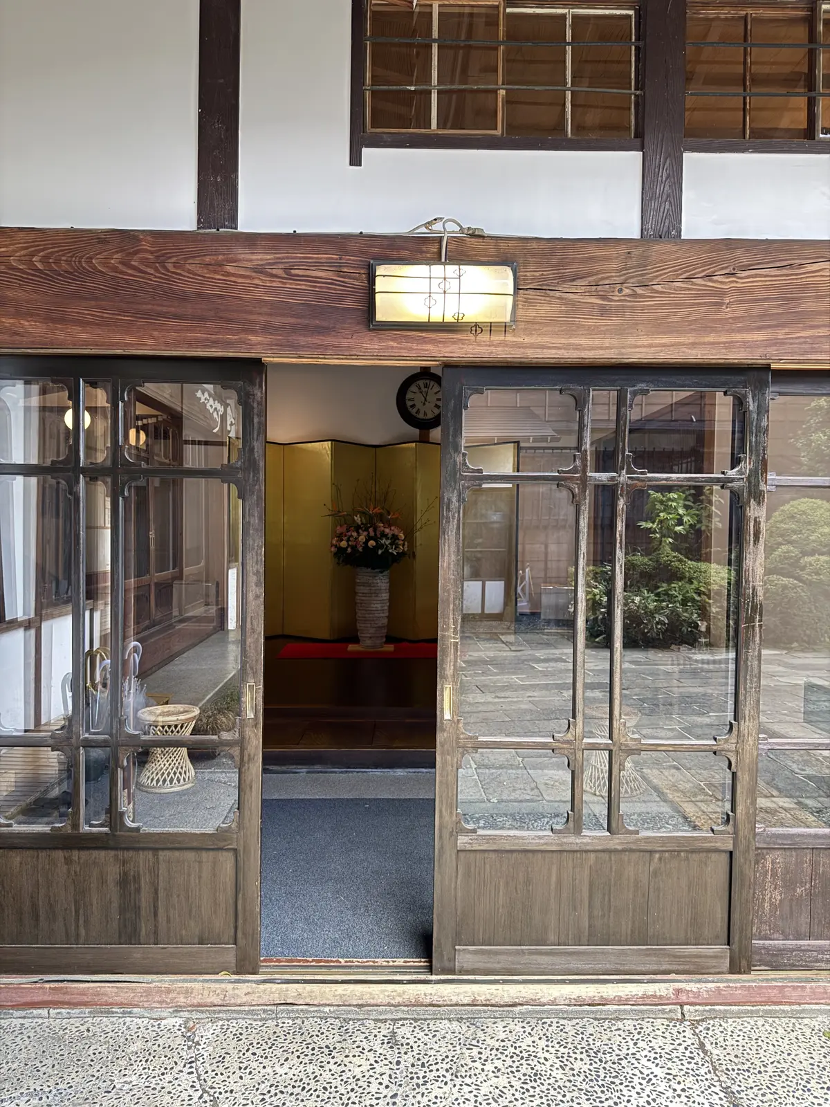 三河屋旅館玄関