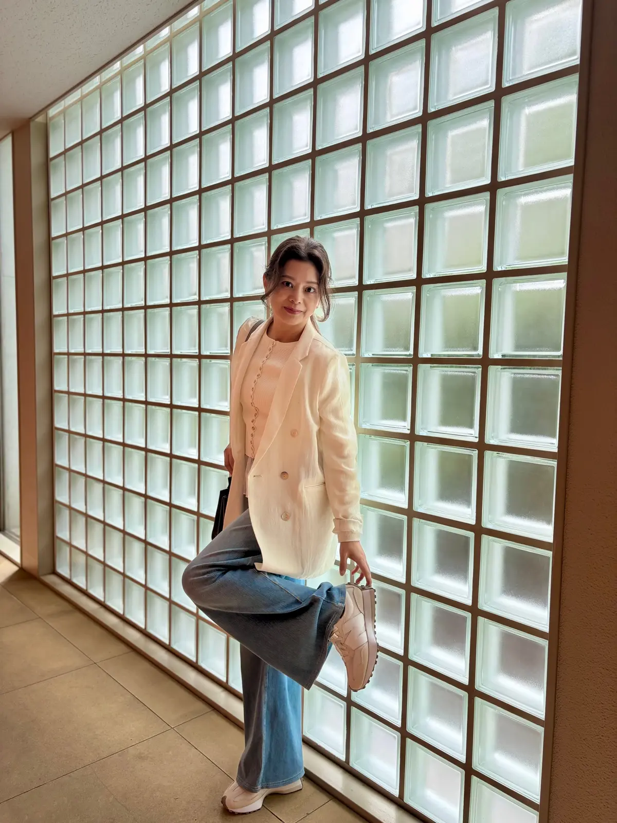 50代 春コーデ GUペプラム ニューバランス327 レディース きれいめカジュアル デニムコーデ スニーカーコーデ