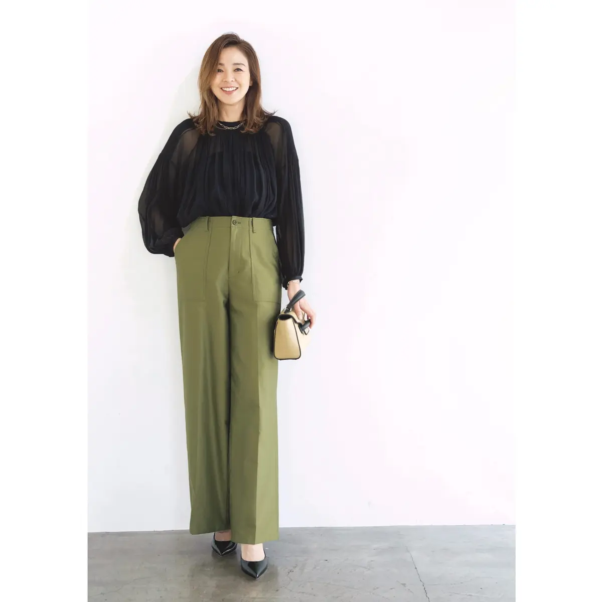 黒シアーブラウスにカーキパンツを合わせたコーディネート　モデル・SHIHO