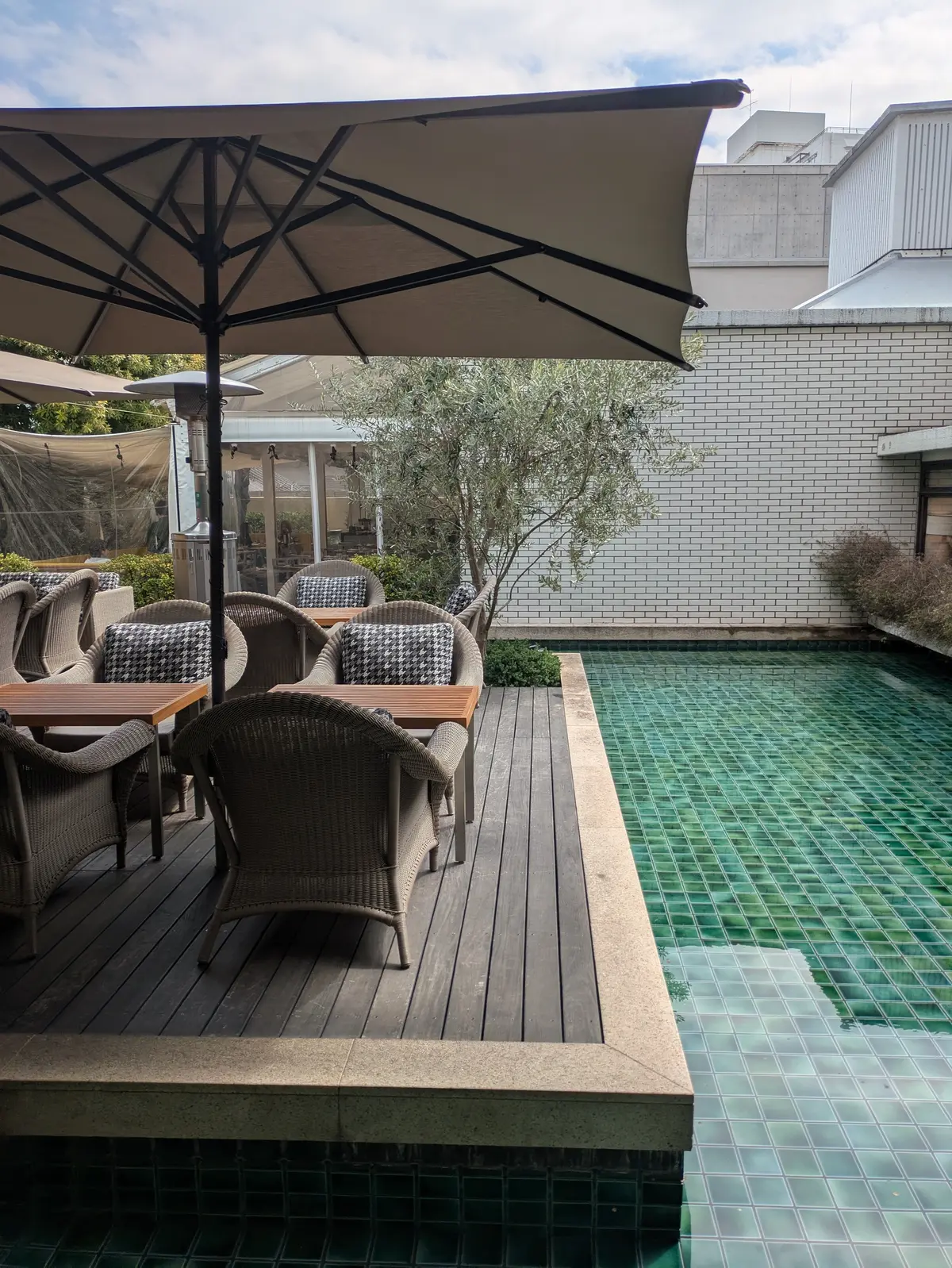 みどりのタイルが美しいプール