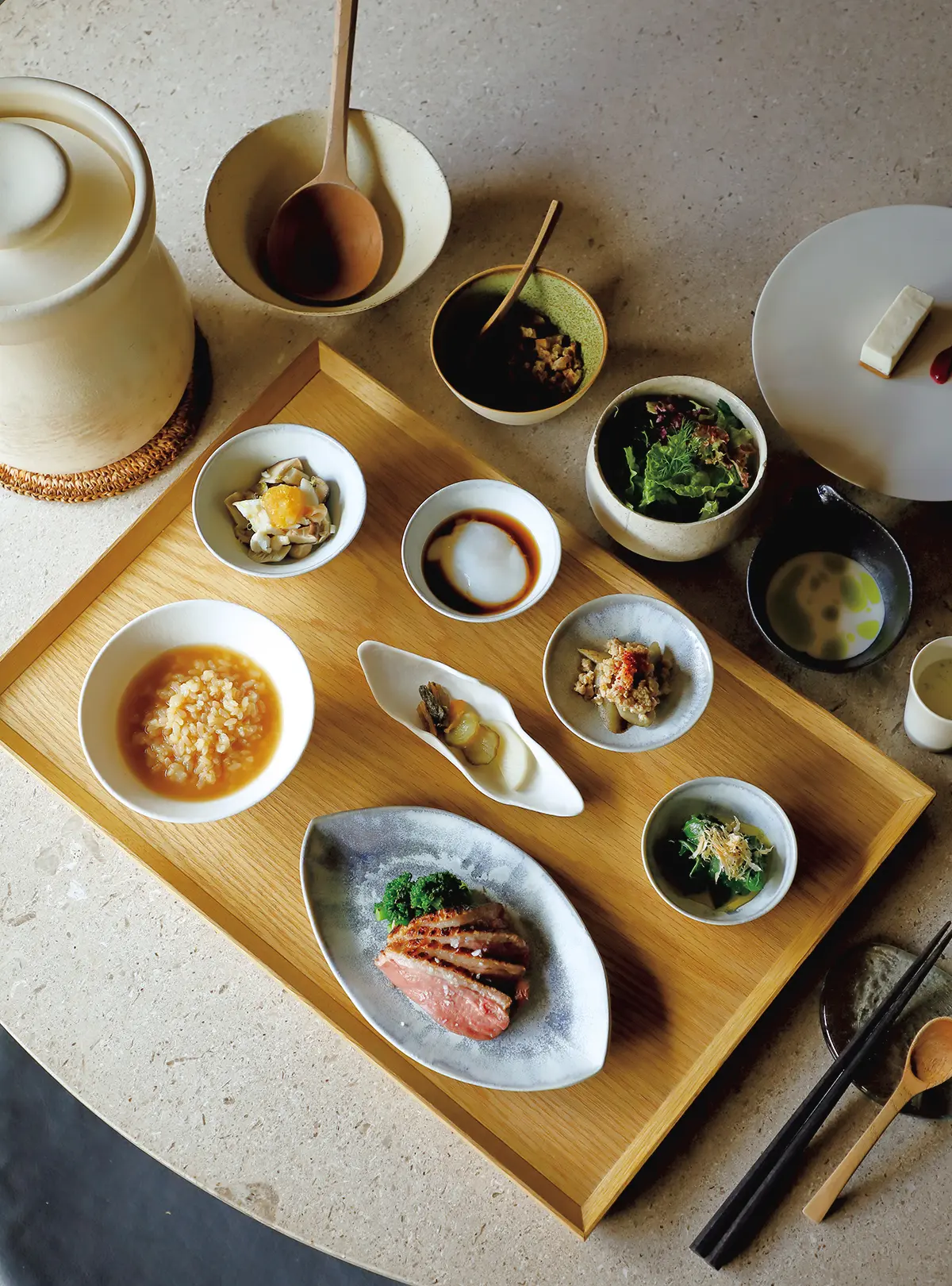 宿 泊しないといただけない朝食。塩麴に漬けた鴨の 焼き物や伝統野菜である大和真菜のおひたしなど、 食材はほぼ奈良産。