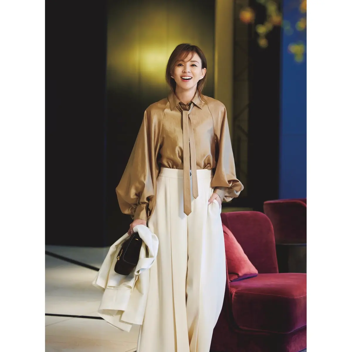 ベージュのボウタイつきバルーンスリーブシャツにしろのワイドパンツを合わせたコーディネート　モデル・SHIHO