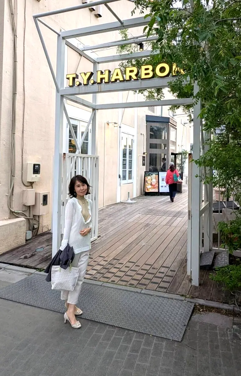 T.Y.HARBORエリアの入り口。カフェ、倉庫を改装した広々としたカジュアルなレストラン、運河を見ながらゆっくり過ごせるソファー席とバーのあるおとなのためのダイニングへと繋がっています