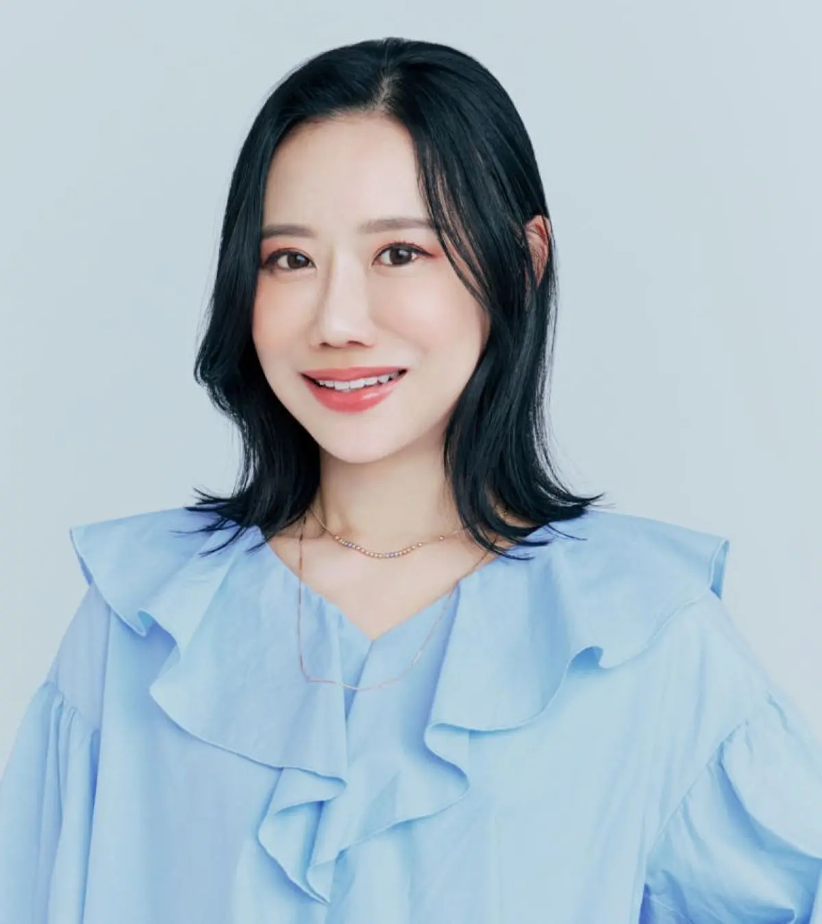 Webエクラ 前から見たミディアムヘアスタイル