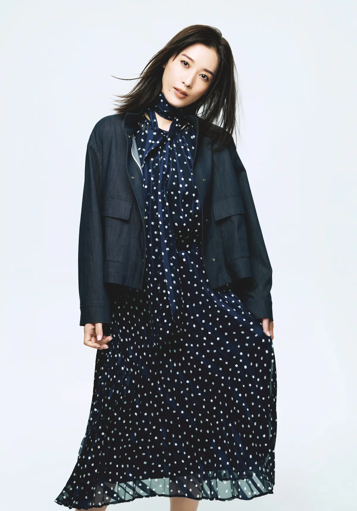 モードなデニムのブルゾンが優雅なドット柄の印象をリフレッシュする