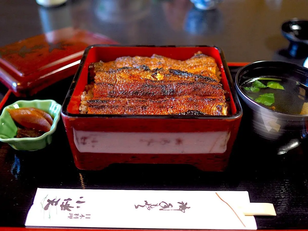日本料理　小伴天のうな重と、小皿の薬味、そして肝吸い