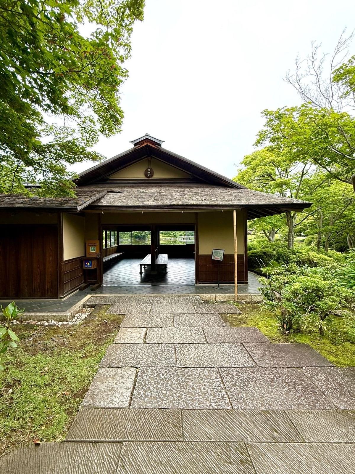 国営昭和記念公園、日本庭園、伝統的な和風建築の建物が芝生と木々囲まれた庭園にあり、石の道が建物へ通じている