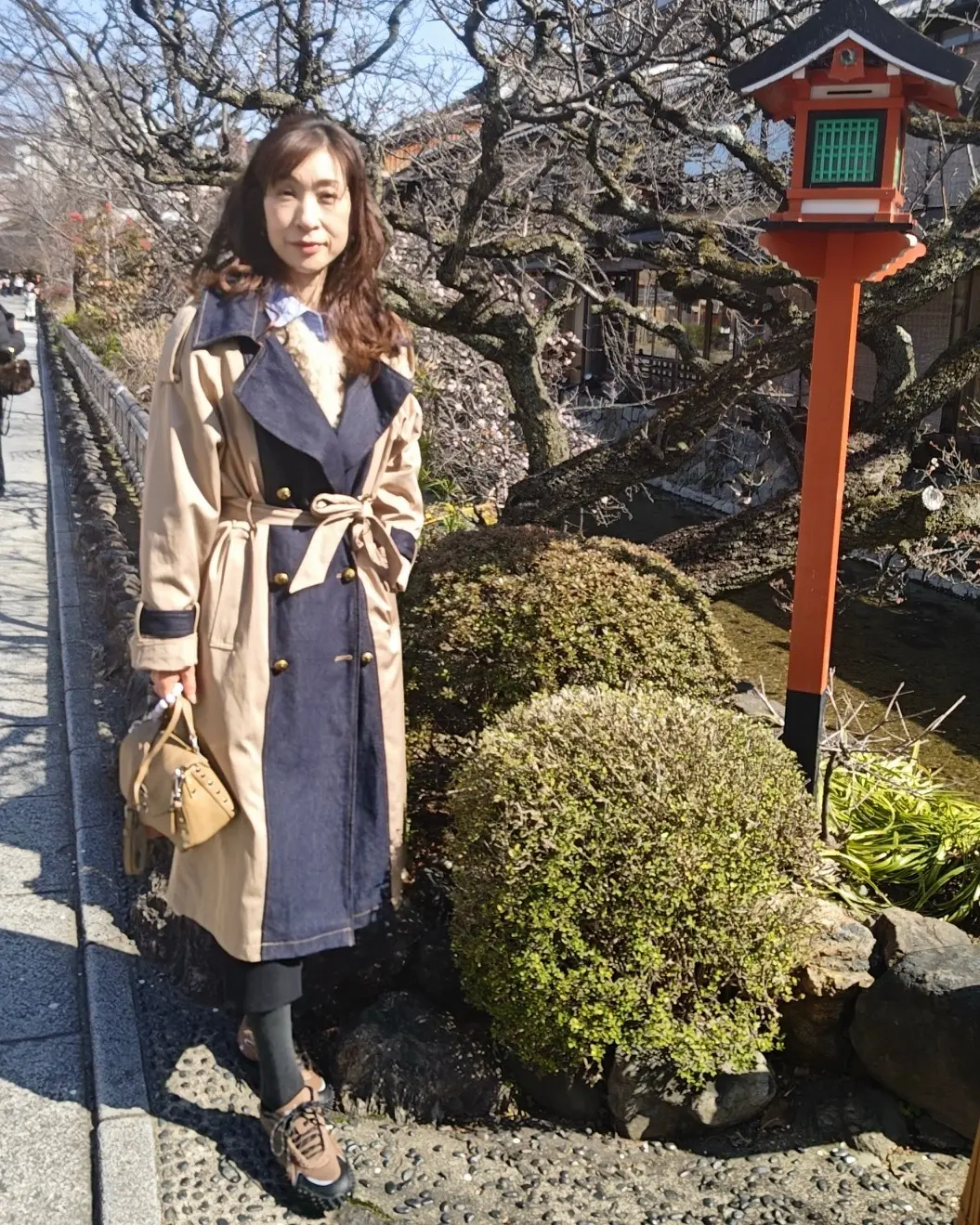 トレンチコート＆スニーカーコーデで早春のの画像_3
