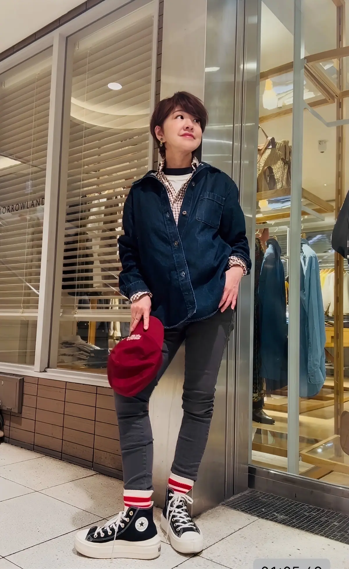 ブラウンのギンガムチェックのシャツxデニの画像_1