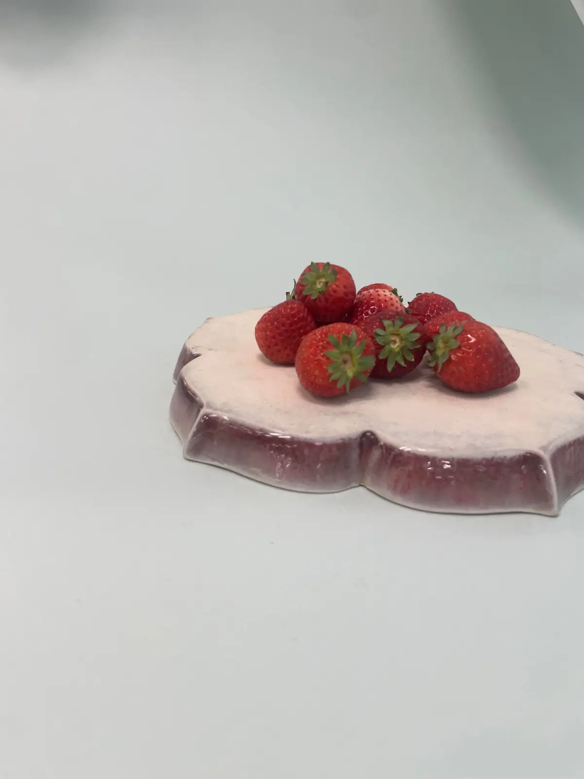 陶芸家・河井一喜さんの用の美の器 裏返し いちごを盛る エクラ編集部員の偏愛名品図鑑