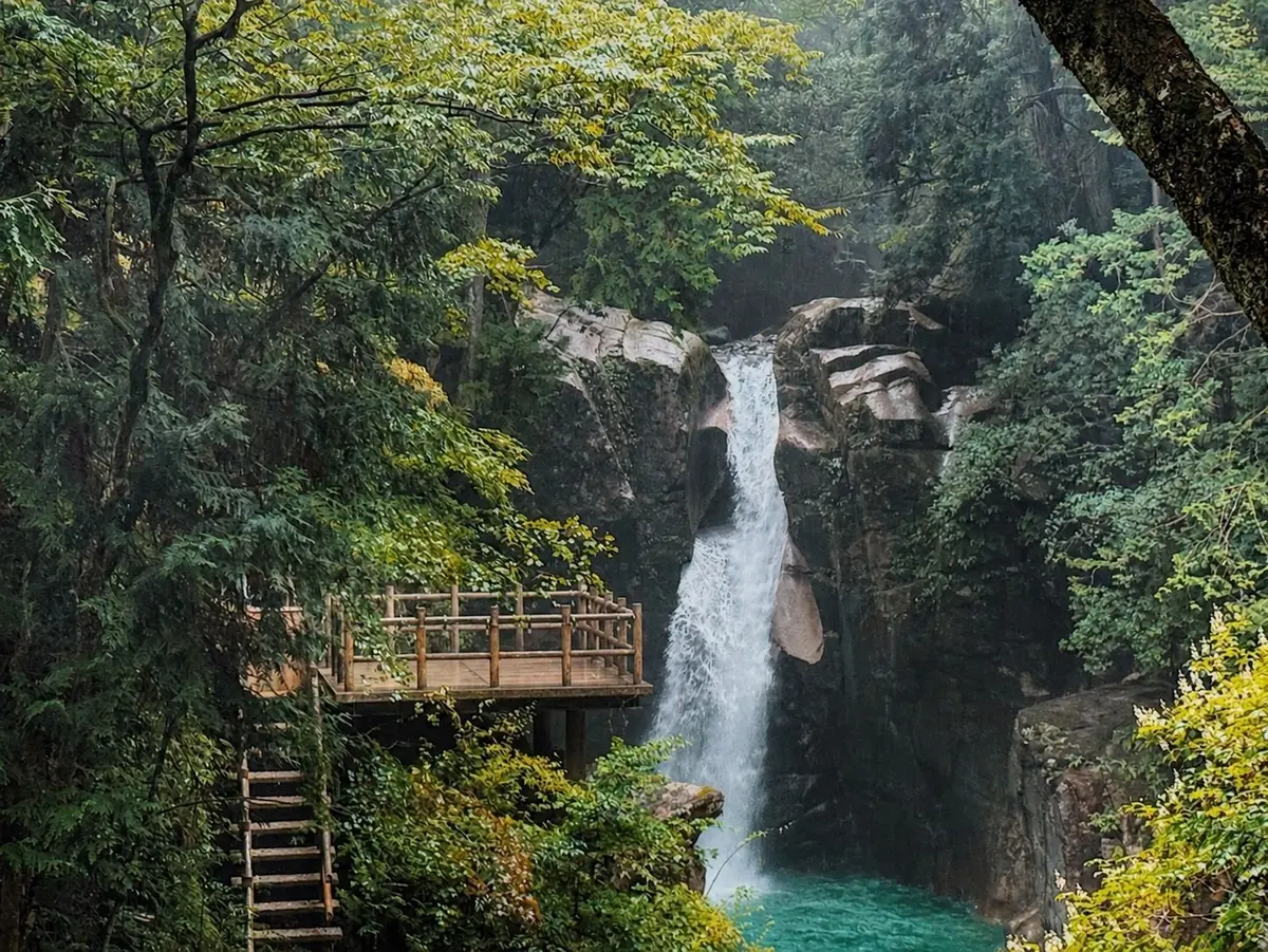 「竜神の滝」標高700mを越える山深い秘境にある神秘的なパワースポットです。「ゆうもりの架け橋」から撮影！