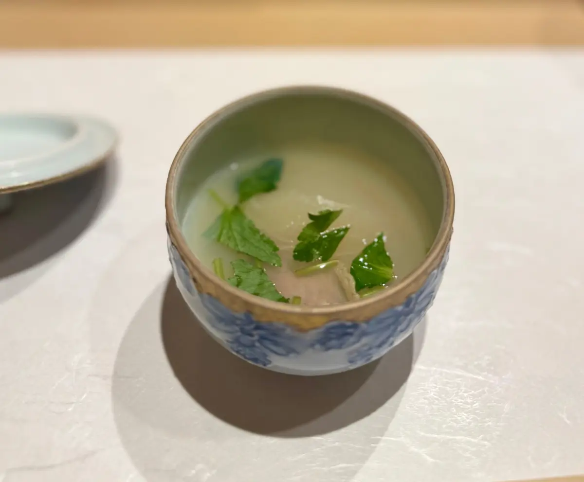 蛤の潮汁 江戸前鮨〈鮨 輝〉東京・西麻布