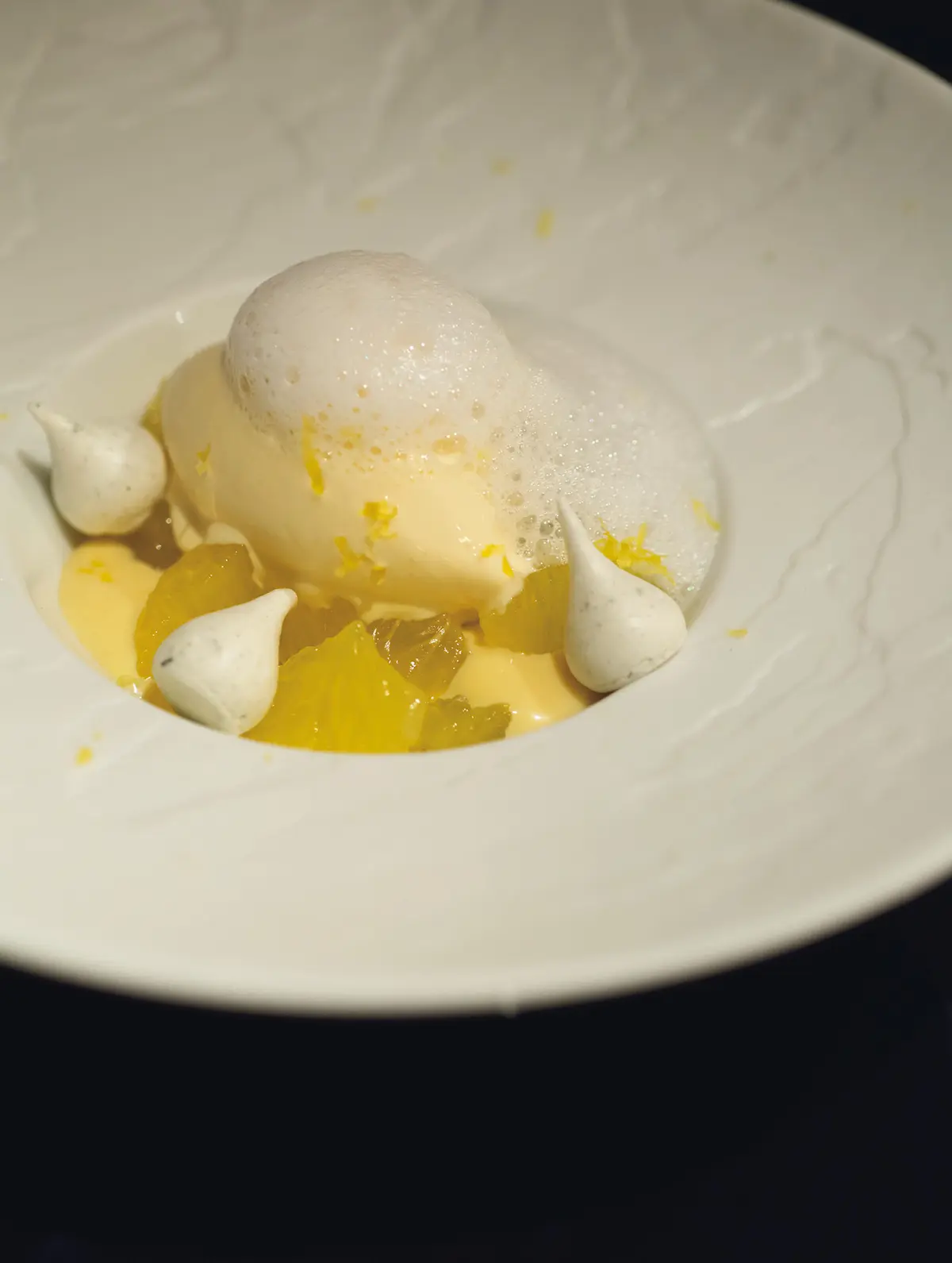 白ワイン と合わせて。デセール各￥2,3 00、ペアリングは＋￥1,200