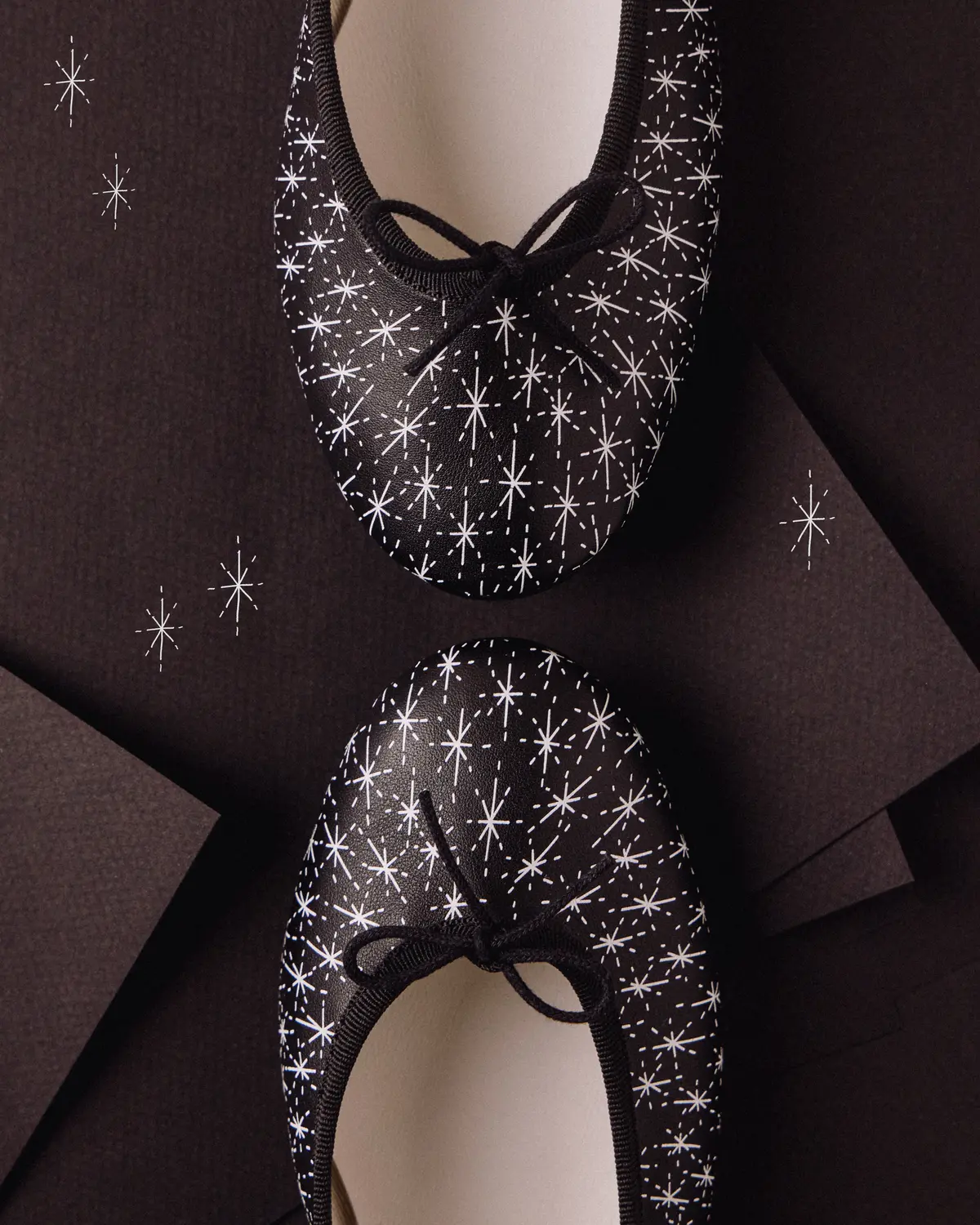 レペット「Cendrillon Haute」 バレエフラット (Noir) 　黒地に白のスター・パターンが配されたシューズ。トゥ部分にクローズアップした写真