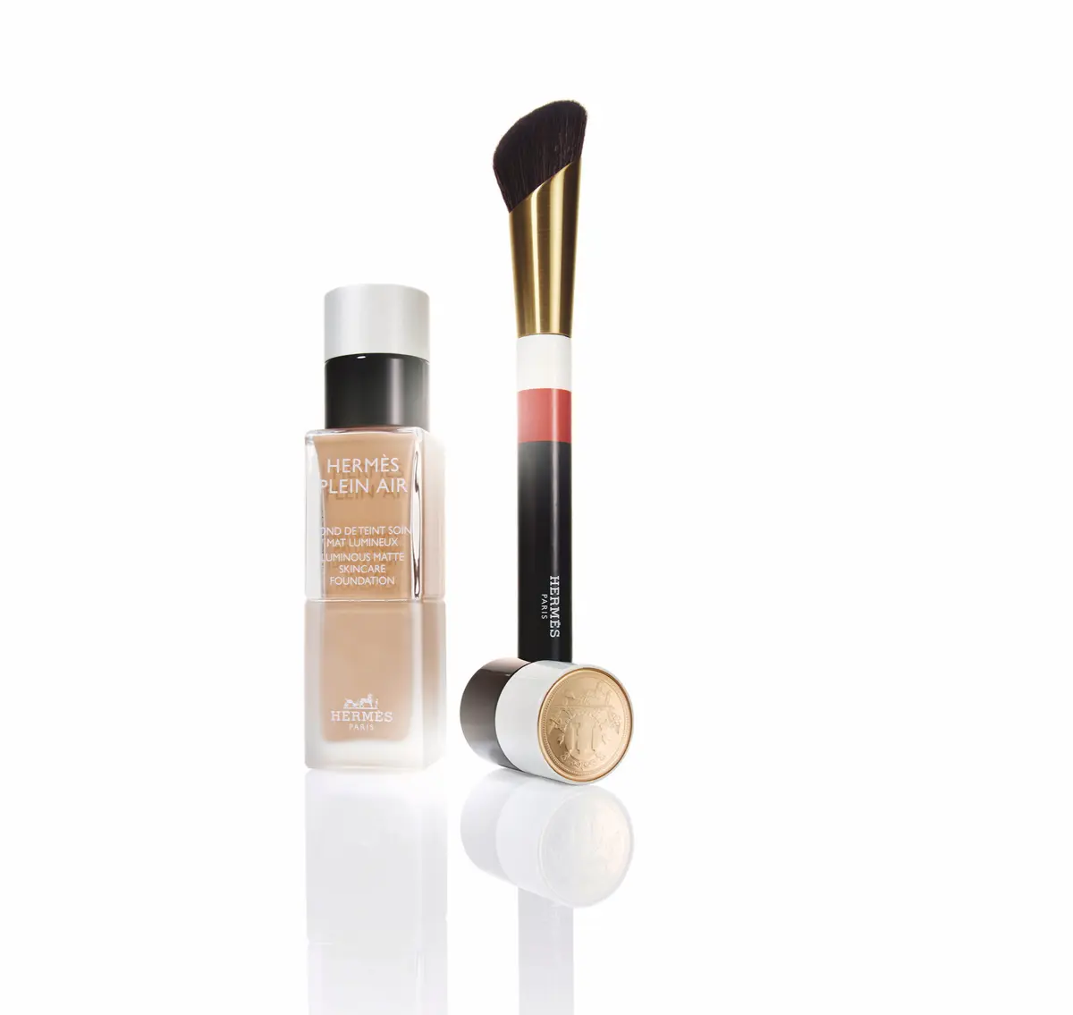 エルメスジャポン （右）レ パンソー エルメス ル ペルフェクトゥール （左）エルメス プラン エア フォン ドゥ タン ソワン