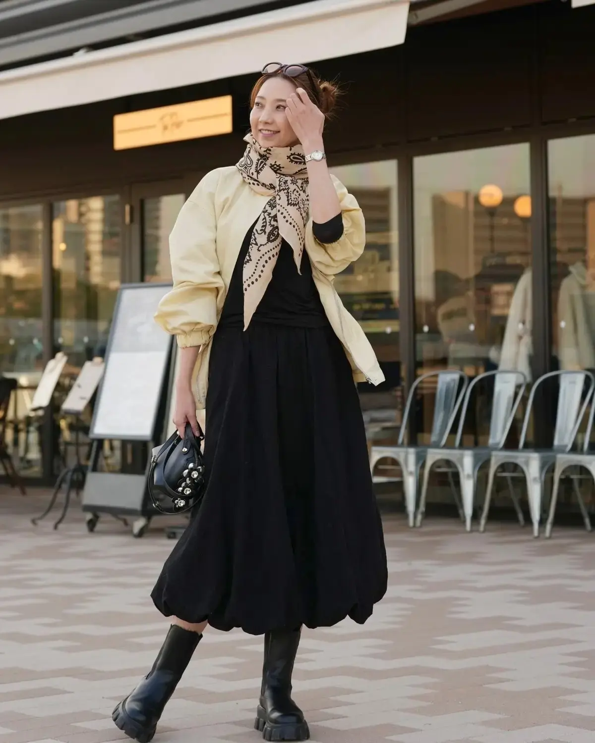 バルーンスカートコーデ　黒コーデ スカーフ　エクラ華組法村麻起子