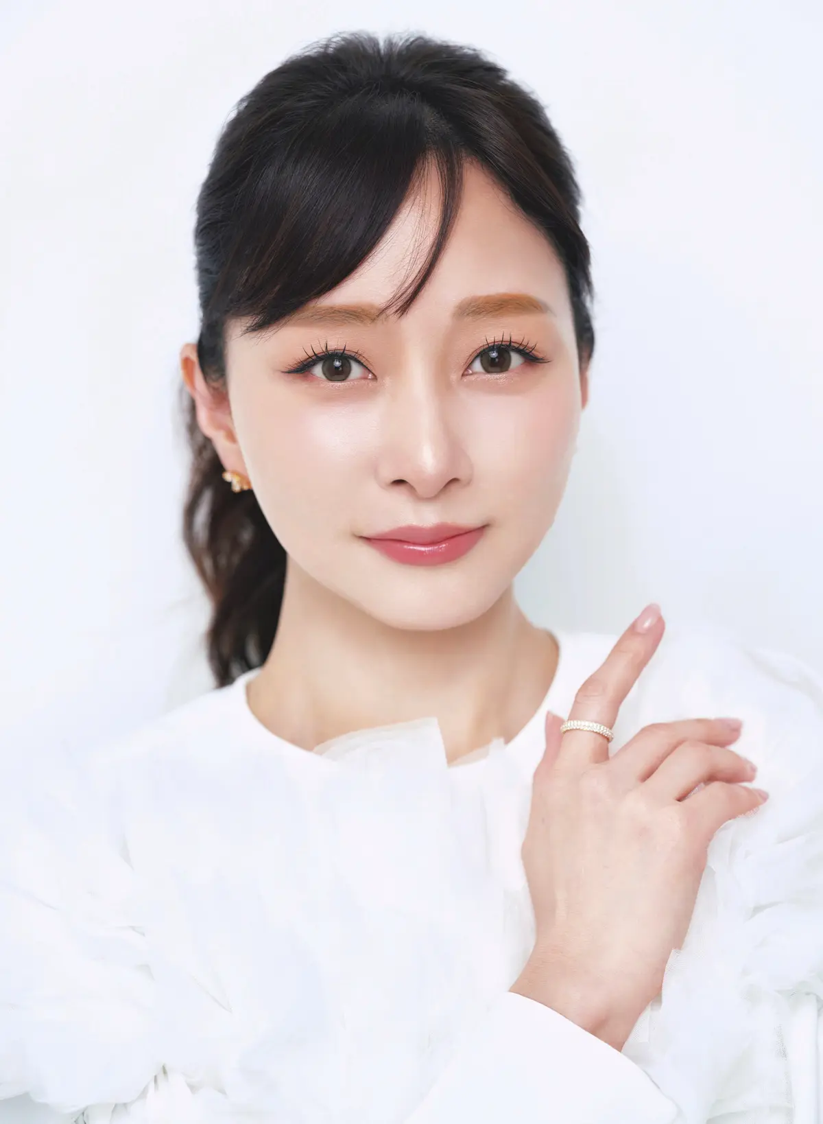 石井美保presents    ふっくらと、キュッ。顔立ちに“美しき矛盾”をつくり出す。大人は同時に!「引き締め＆膨らまし」美容　正面