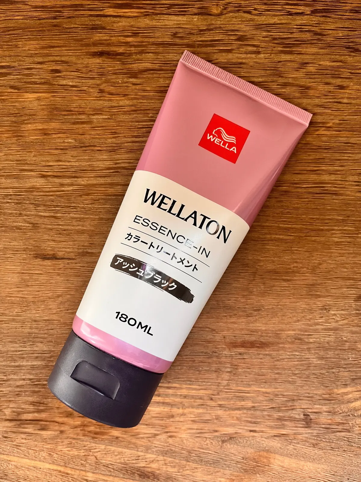Wella Wellaton エッセンスインカラートリートメントの180mlチューブ。ピンクと白のグラデーション
