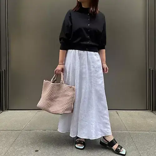 ネイビーの知性を纏う、大人の軽やかモノトーン