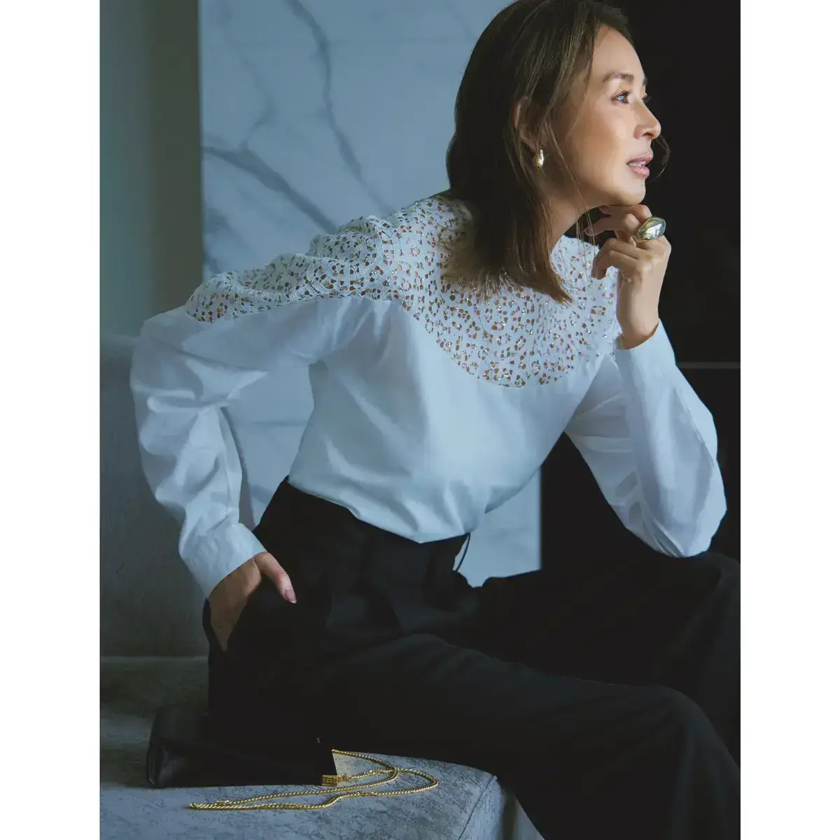 レースをあしらった優美なブラウスで春を感じる装い