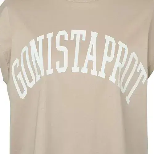 ベージュ色のTシャツに、白字で「GONISTAPROT」の文字がアーチ状にプリントされている。