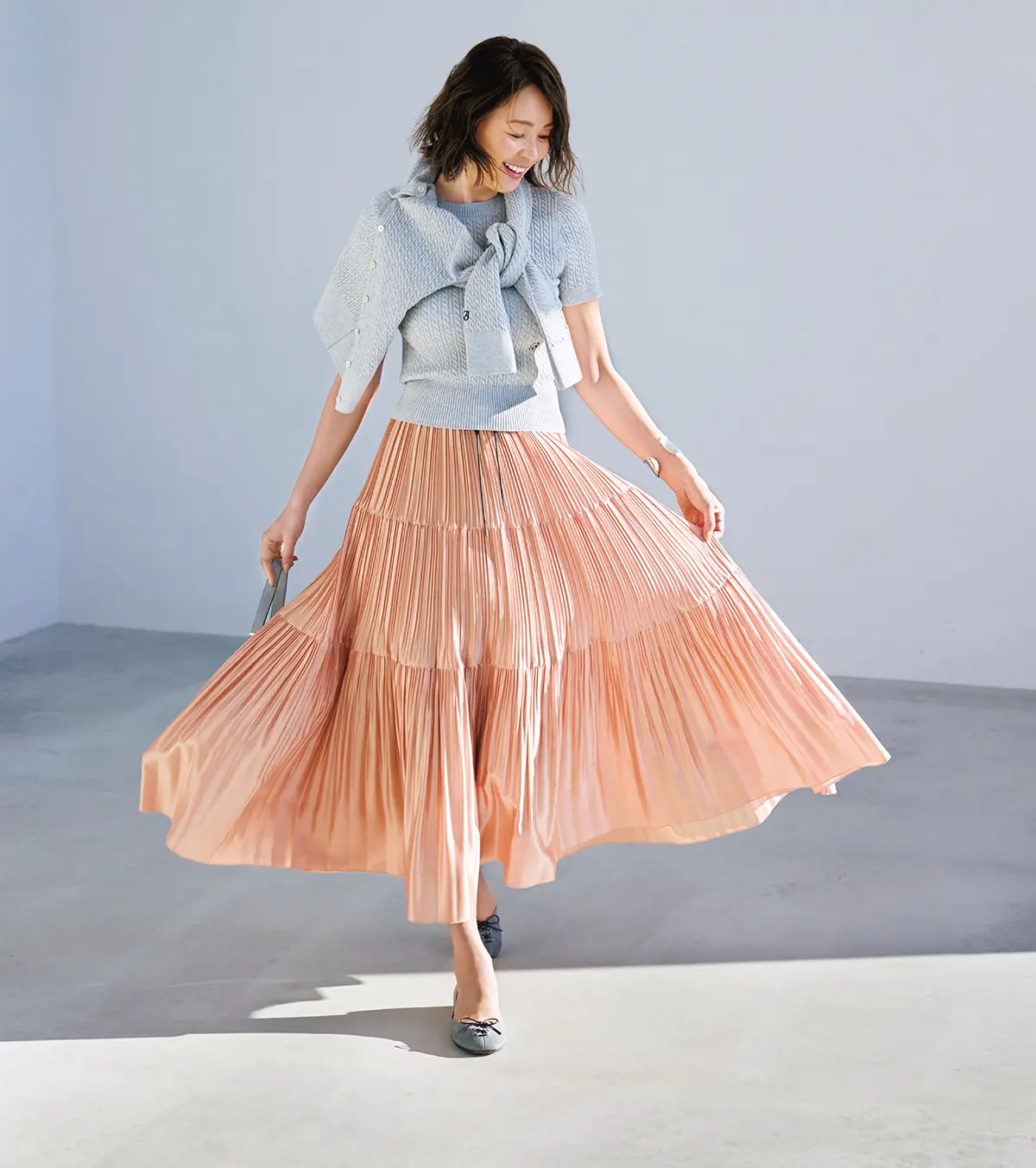 冷静なグレーと、華やかなオレンジ。 互いを生かし合う新鮮なコンビネーション