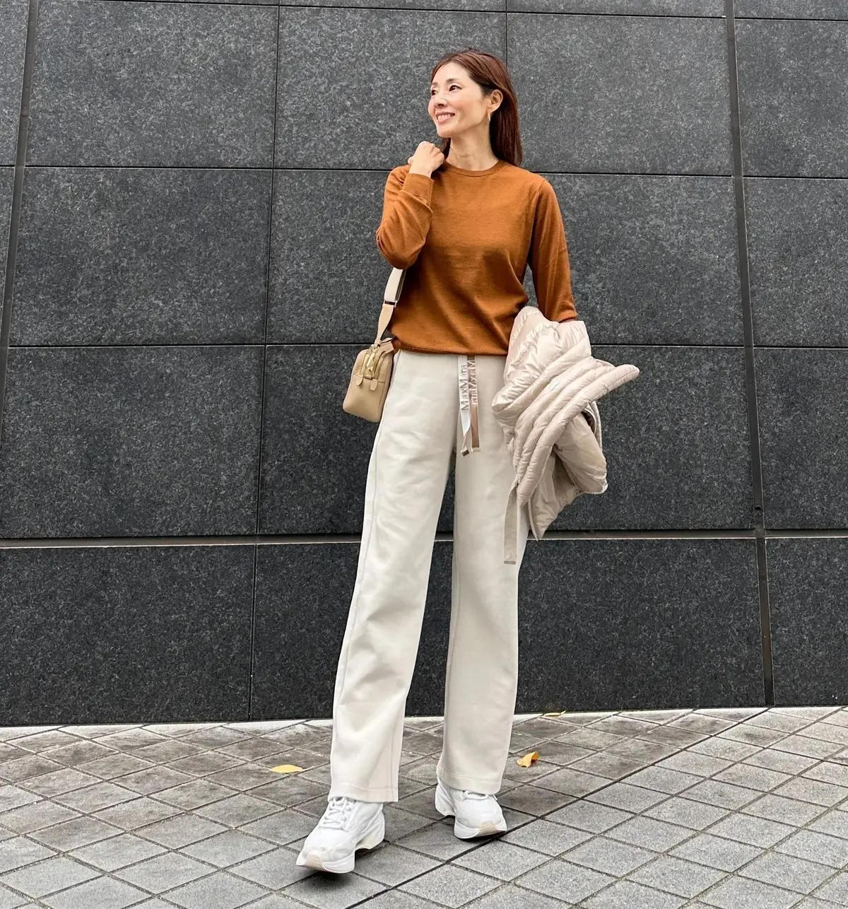 白スニーカーブラウンニット 春コーデ