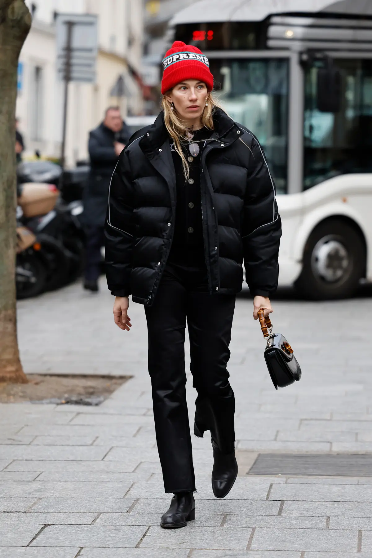 黒ダウンジャケット 赤のニット帽×パンツコーデ 海外ファッションスナップ