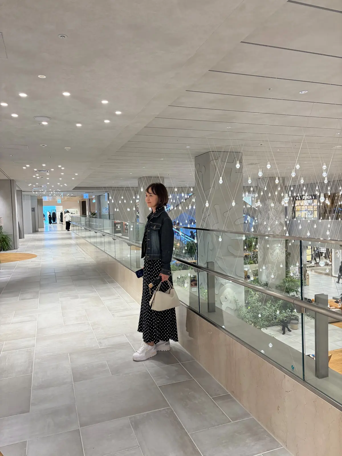 ZARAの水玉ワンピースとデニムジャケットの春コーデ