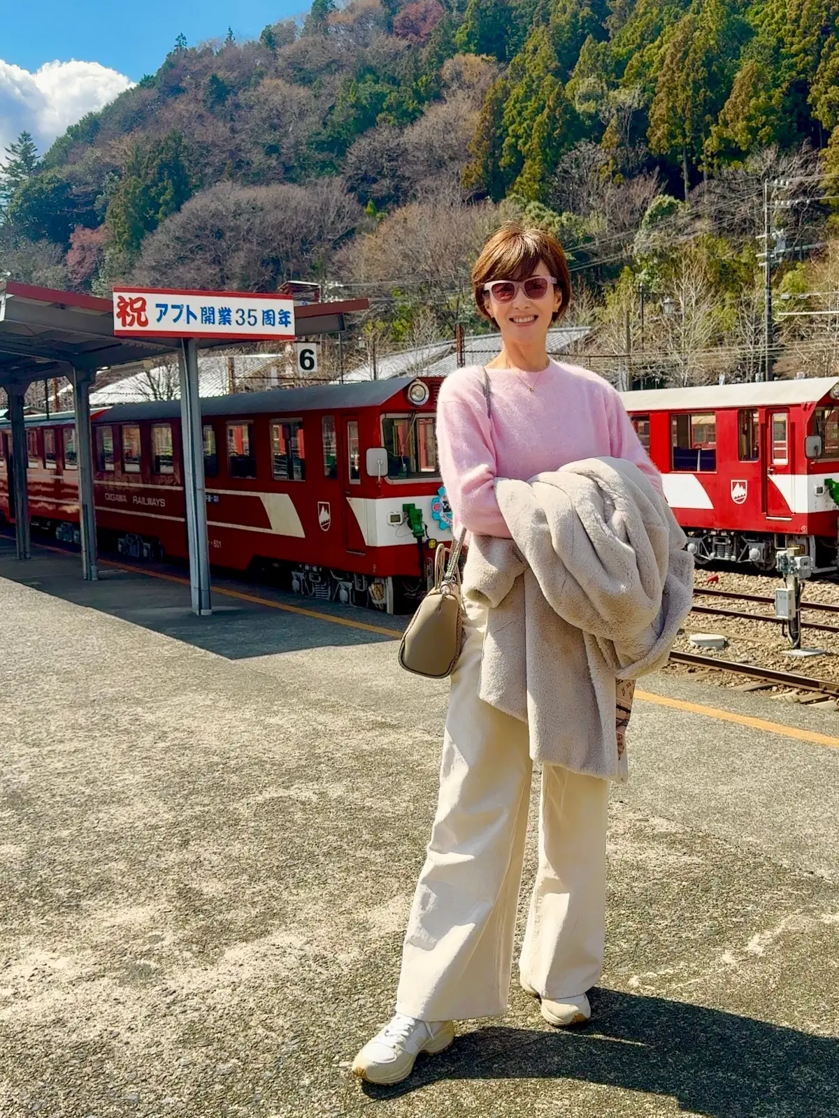 【絶景秘境】エメラルドグリーンの湖に浮かの画像_21